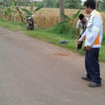 Petugas dibantu warga saat melakukan olah TKP.