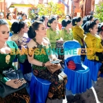 Para transpuan atau waria ketika hadir dalam open house yang digelar Kirun. Foto: HENDRO SUHARTONO/BANGSAONLINE