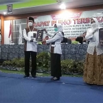 Ketiga paslon menunjukkan nomor urut yang didapat.