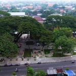 Bundaran Sekartaji Kota Kediri yang tak dilengkapi sarana parkir memadai.