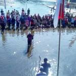 Warga RW 02 Kelurahan Rogotrunan saat menggelar upacara bendera di tengah Kali Asem yang sedang surut airnya. foto: BANGSAONLINE