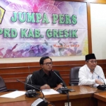 Ketua DPRD Gresik Abdul Hamid dan Wakil Ketua Solihudin saat memberikan keterangan pers. foto: syuhud/ bangsaonline