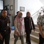 Kejaksaan Negeri Kabupaten Magetan menahan Ardyanti Novia Retno Hastuti, bendahara PNPM Kecamatan Karas (baju garis garis) ke penjara Lpasa Magetan setelah MA menolak upaya kasasai terkait perkara korupsi anggaran PNPM sebesar Rp 3 M. Foto: Ist.