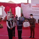 Gubernur Jatim, Khofifah Indar Parawansa ketika menyerahkan bantuan ventilator kepada Direktur RS Fatma Medika, dr. Asluchul Alif, M.Kes. (foto: SYUHUD/ BANGSAONLINE)