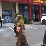 Jamaah umroh yang ditelantarkan pihak travel saat membuat laporan di Mapolres Jember.