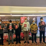 Menkopolhukam Mahfud MD dan para pembicara serta penulis menunjukkan buku “Intoleransi dan Radikalisme, Kuda Troya Politik dan Agama,” karya Islah Bahrawi di Hotel Wyndham Surabaya, Ahad (24/10/2021). Foto: bangsaonline.com