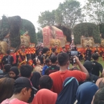 Paguyuban Reog se-Jember Selatan saat menggelar Orasi Reog Ponorogo di Alun-Alun Ambulu, Minggu (17/4/2022).