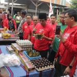 Rombongan kader PSI saat mencoba telur asin berbagai varian rasa.