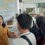 Kepala BPPKBPPPA Kabupaten Madiun saat memberi keterangan pada awak media selesai acara Advokasi Pengendalian Penduduk pada Kades.