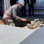 Peletakan batu pertama Rumah Sakit Harapan Sehat di Kecamatan Mayang, Jember, saat peringatan HUT ke-12 PT Rolas Nusantara Medika.