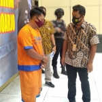 Pelaku saat dirilis di Mapolresta Sidoarjo.