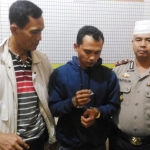 Tersangka Eko Yudianto (tengah) diapit Kapolsek Pakong AKP Tarsun (Kanan) dan anggota Polsek Pakong.