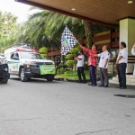 Penjabat Sekda Kabupaten Kediri, Adi Suwignyo, saat memberangkatkan bantuan ke Cianjur, Jawa Barat. Foto: Ist