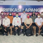 Sekda Pemkab Kediri Dede Sujana (duduk 4 dari kiri) saat menyambut kunjungan Tenaga Ahli Utama Kedeputian III Staf Kantor Kepresidenan, Prof. Bustanul Arifin dan rombongan, Jumat (10/8) pagi. (Foto: Ist.)