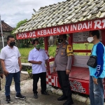 Kapolresta Banyuwangi sedang memantau pelaksanaan PPKM mikro di wilayahnya. (foto: ist)