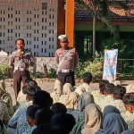 Petugas dari Satlantas Polres Madiun Kota saat mensosialisasi tertib berlalu lintas kepada pelajar di SMAN 4.