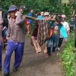 Korban banjir bandang Lereng Argopuro saat dibopong warga.