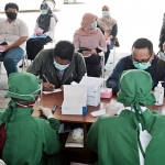 Masyarakat sedang antre untuk menjalani rapid test. foto: ist.