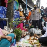 Kepala Staf Korem 084/Bhaskara Jaya, Kolonel Inf Handoko Nurseta, Wakil Bupati Achmad Fauzi bersama unsur Forkopimda Kabupaten Sumenep membagi-bagikan masker kepada para pengguna jalan dan pedagang maupun pembeli di Pasar Anom Baru.