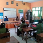 Mahasiswa Sekolah Tinggi Ilmu Tarbiyah Aqidah Uysmuni (STITA) melaksanakan PPL (Praktik Pengalaman Lapangan) di Madrasah Ibtidaiyah Negeri (MIN) 2 Sumenep. (foto: ist)