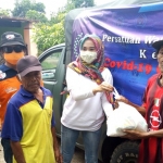 Salah satu Perwakilan PWI Kediri saat penyerahan bantuan di Desa/Kecamatan Gurah, Kabupaten Kediri. 
