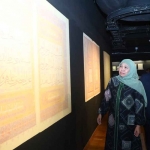 Gubernur Khofifah saat mengunjungi museum.