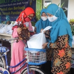 DRIVE THRU: Pembagian sembako yang digelar Yayasan Al Muslim dilakukan dengan menerapkan protokol kesehatan ketat, Selasa (4/5/2021). foto: ist.