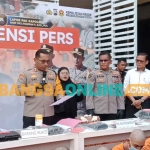 Konferensi pers kasus pencurian yang berlangsung di Mapolres Probolinggo Kota. Foto: SUGIANTO/BANGSAONLINE