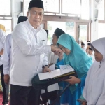 Sekda Andhy Hendro Wijaya memberikan santunan kepada yatim. foto: SYUHUD/ BANGSAONLINE