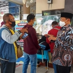 DIALOG: Pj Bupati Hudiyono saat sidak ke Kantor Dispendukcapil Sidoarjo, Kamis (15/10). foto: ist.