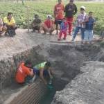 BIKIN GEGER: Air yang menggenang di sela-sela dua bangunan tumpukan batu bata candi yang diyakini sembuhkan segala penyakit. foto: catur andy erlambang/BANGSAONLINE