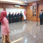 Kaper BKKBN Provinsi Jawa Timur Drs. Sukaryo Teguh Santoso, M.Pd melantik pejabat administrator dan pengawas, Selasa (17/3). foto: YUDI A/ BANGSAONLINE