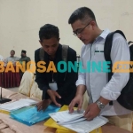 Saksi pasangan Amin saat rekapitulasi suara Pemilu 2024 di Pamekasan. Foto: DIMAS MAULANA SUGIANTO/ BANGSAONLINE