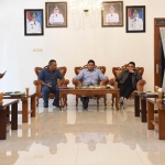 Wali Kota Kediri didampingi Anggota Komisi X DPR RI Abdul Hakim Bawaqih usai menerima atlet senam artistik Shalfa Avrila Siani dan keluarganya di rumah dinas wali kota.