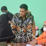 Wali Kota Kediri Abdullah Abu Bakar saat berdialog dengan warga penerima bantuan. Foto: Ist.