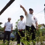 Bupati Kediri Hanindhito Himawan (sedang menunjuk) saat mengecek lokasi pembangunan Jembatan Jongbiru. Foto: Ist.