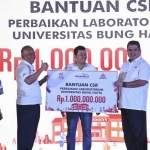 Direktur Utama Semen Indonesia Hendi Prio Santoso (kanan) menyerahkan bantuan renovasi laboratorium Tekhnik Sipil Universitas Bung Hatta Padang senilai Rp 1 miliar kepada Rektor Universitas Bung Hatta Azwar Ananda (kedua kiri).