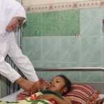 Gubernur Jawa Timur Khofifah Indar Parawansa saat menjenguk korban selamat SDN Gentong Kota Pasuruan yang ambruk di RSUD Soedarsono Pasuruan, Selasa sore (6/11/2019). foto: istimewa/ bangsaonline.com