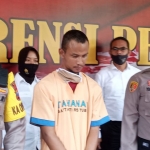 Pelaku pencabulan saat dihadirkan dalam rilis pers di Mapolres Tuban.