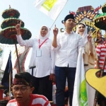 Konvoi damai pasangan nomor urut 1, Khofifah-Emil. Sesaat akan memasuki halaman Giant Maspion tempat deklarasi kampanye damai pilgub 2018. Foto: DIDI R/BANGSAONLINE