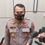 Kabid Humas Polda Jatim, Kombes Pol Dirmanto, saat memberi keterangan kepada awak media.