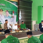 Kiai Asep saat memberikan paparan soal pendidikan dalam seminar nasional yang diadakan Pergunu Gresik. (foto: SYUHUD/BANGSAONLINE)