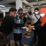 Gubernur Jawa Timur Khofifah Indar Parawansa  memborong noken khas Papua di Pasar Mama-Mama Papua, Kota Jayapura, Minggu (3/10) malam usai semua event selesai. foto: Humas Pemprov Jatim