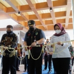 Bupati Kediri Hanindito Himawan Pramana (tengah) saat memotong pita sebagai tanda peresmian Lab PCR Dan Gedung Poliklinik RS HVA, Pare. foto: ist.