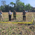 Olah TKP tewasnya petani akibat tersengat jebakan tikus yang dialiri listrik.