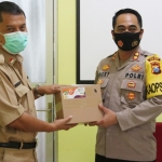 Kapolres Ngawi AKBP Dicky Ario Yustisianto menyerahkan suplemen kepada Direktur RSUD dr Soeroto Ngawi Agus Priambodo.