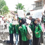 Ratusan mahasiswa UIJ menggeruduk gedung Rektorat UIJ dengan memampang sejumlah poster peringatan.