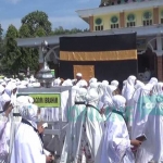 Para siswa MTs Bahrul Ulum Genukwatu, Kecamatan Ngoro, Kabupaten Jombang saat mengikuti manasik haji, Sabtu (2/9/2017). foto: ROMZA/ BANGSAONLINE