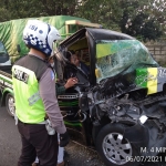 Petugas berupaya mengevakuasi sopir pikap yang sempat terjepit di dalam kabin mobil.