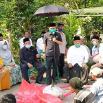 Wakil Bupati Mojokerto Muhammad Al-Barra (Gus Bara) saat memberikan dalam acara peletakan batu pertama pembangunan rumah janda yang terbakar di Mojogeneng Kecamatan Jatirejo Mojokerto, Rabu (9/7/2021). Tampak juga Prof. Dr. KH. Asep Saifuddin Chalim, M.A. dan para pengurus ASC Foundation. foto: mma/ bangsaonline.com